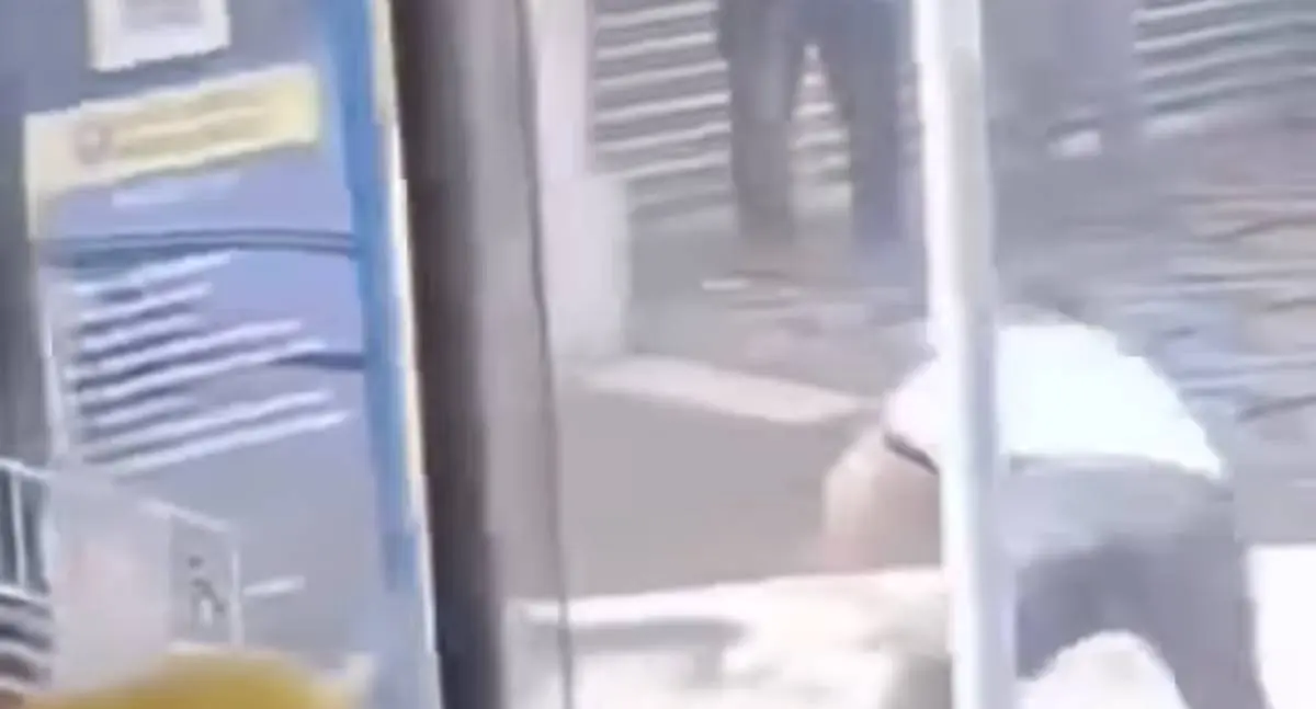 Discussão em ônibus termina em luta corporal no centro de Porto Velho