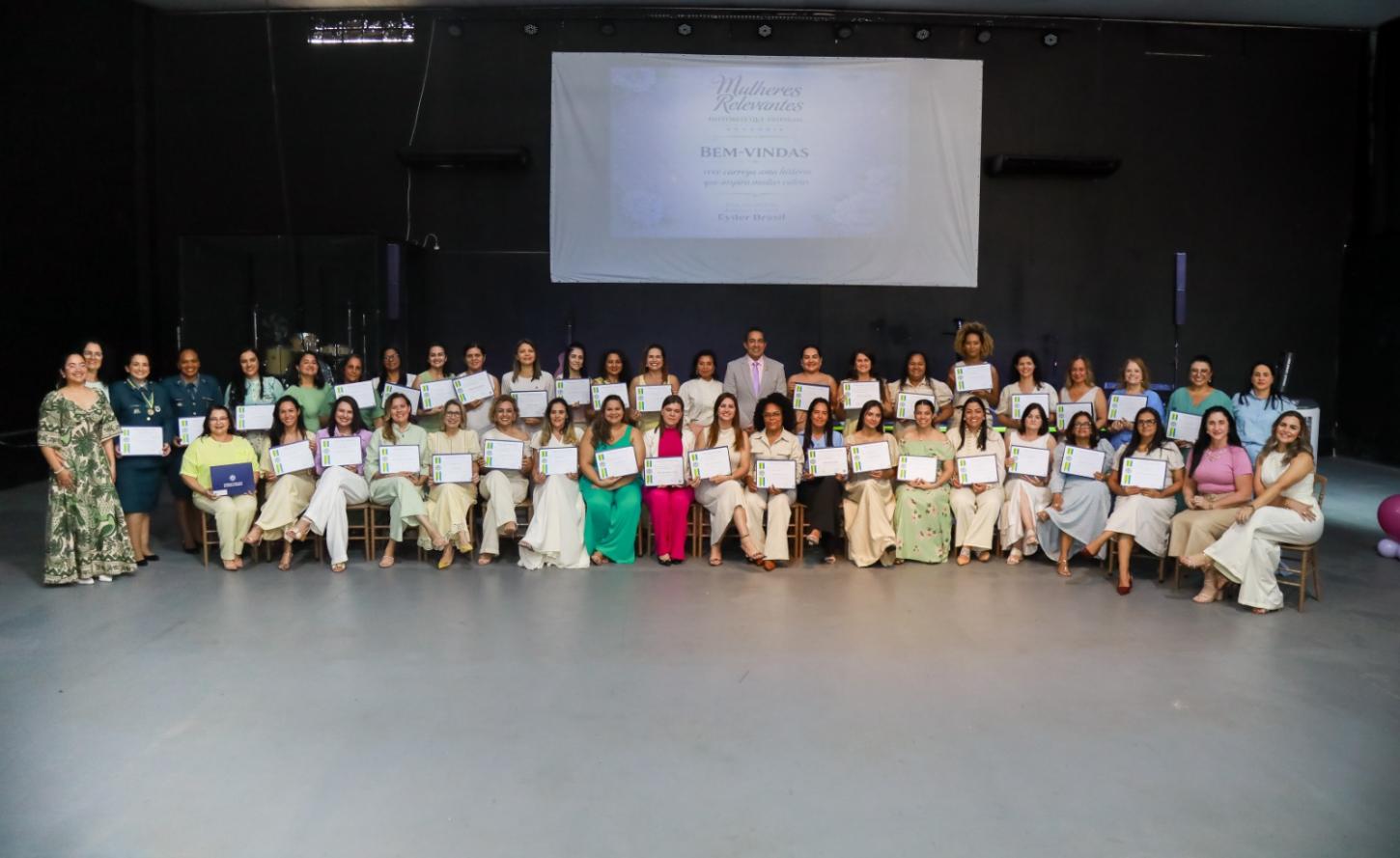 Eyder Brasil homenageia cerca de 50 mulheres em Ji-Paraná em mais uma edição do Projeto Mulheres Relevantes