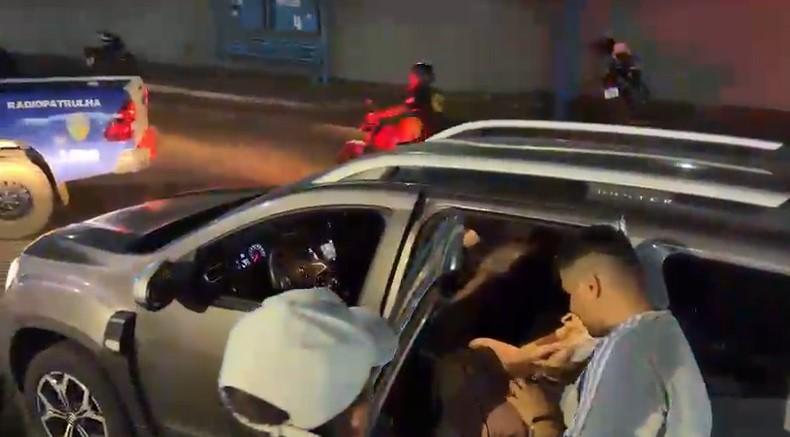 Mulher é socorrida por populares após queda de moto a 100m do João Paulo II