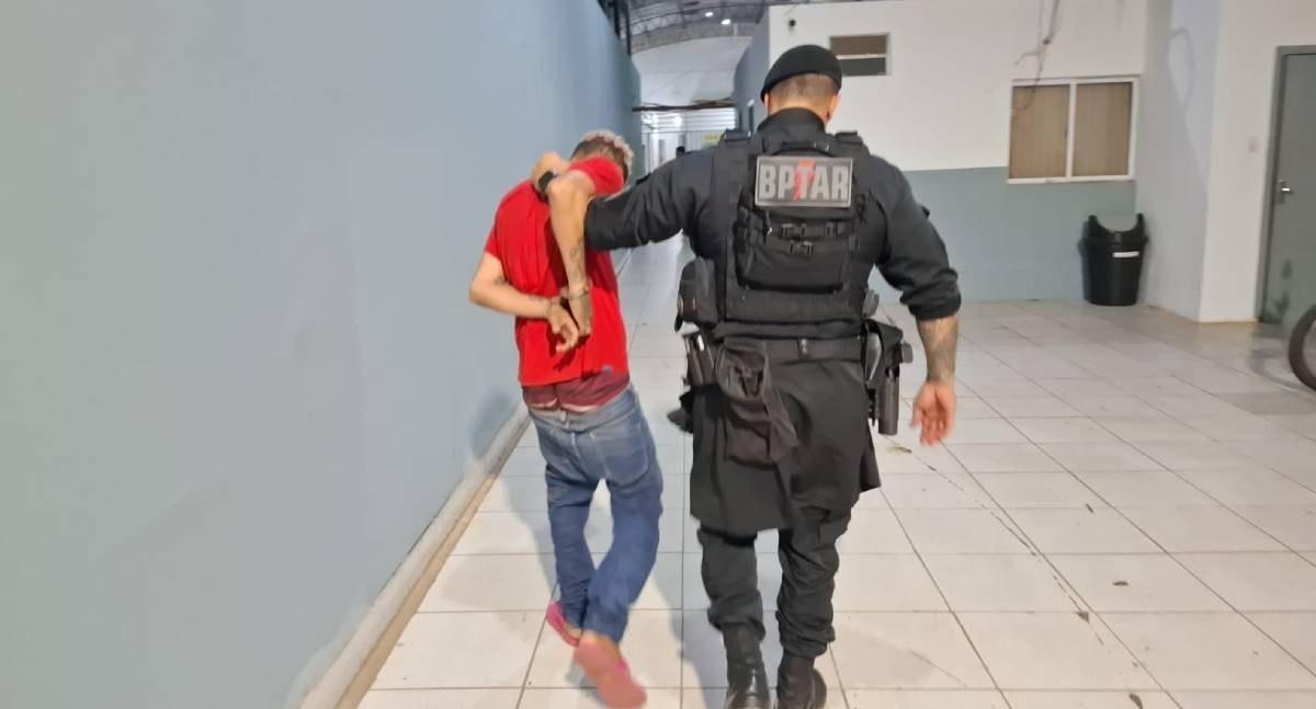 Homem em surto invade residências, pula telhado e danifica cerca elétrica no decorrer de fuga em RO