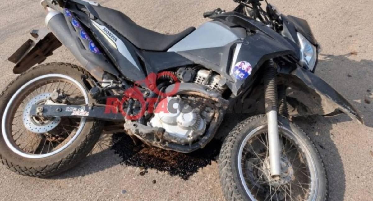 Motociclista fica ferido depois de colisão com carro em cruzamento no centro de Urupá