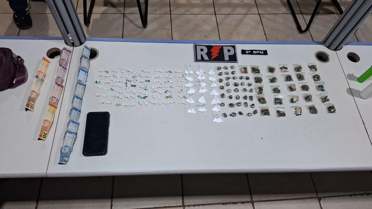 Polícia militar apreende drogas, munições e conduz três suspeitos depois de abordagem de rotina em RO