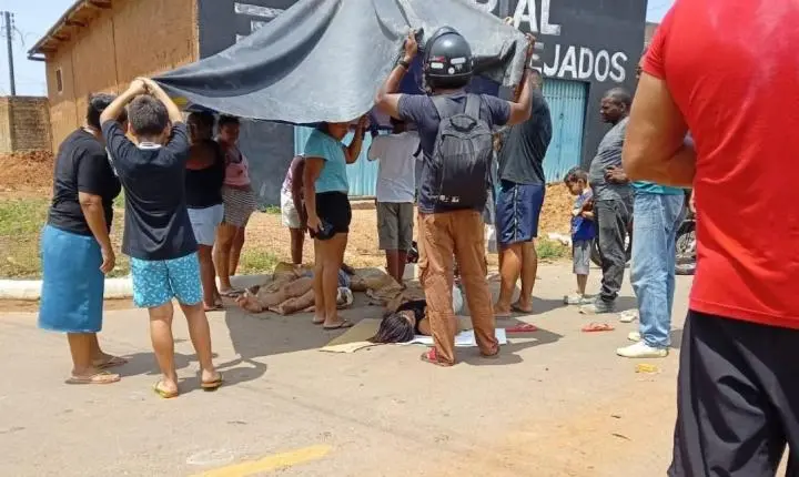 Acidente entre carro e moto deixa duas mulheres feridas no bairro Jardim Santana em Porto Velho