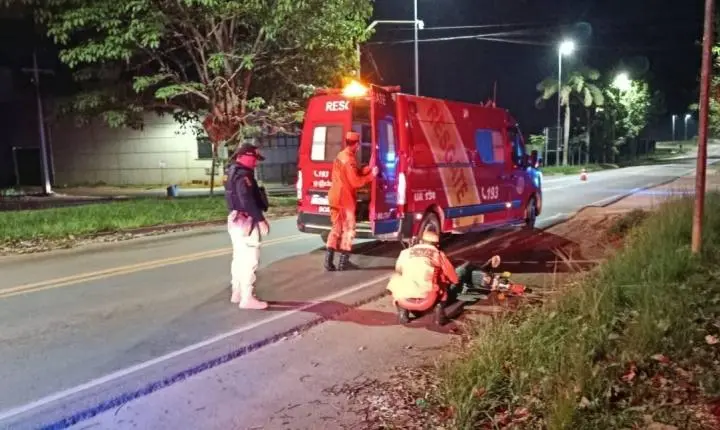 Ciclista sofre queda de bicicleta elétrica na BR-364 e é socorrido pelo Corpo de Bombeiros