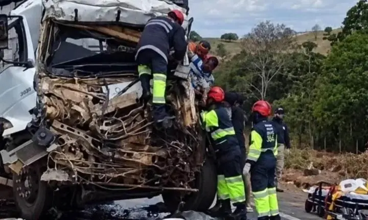 Colisão entre caminhão boiadeiro e carreta bloqueia tráfego na BR-364