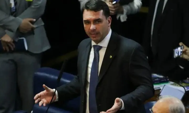 Defesa de Flávio Bolsonaro tenta transferir relatoria de inquérito sobre filme para André Mendonça no STF