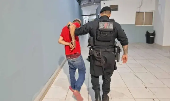 Homem em surto invade residências, pula telhado e danifica cerca elétrica no decorrer de fuga em RO