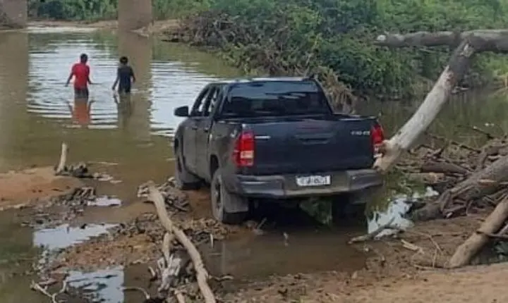 Motocicleta submersa é encontrada por pescador sob ponte da BR-429