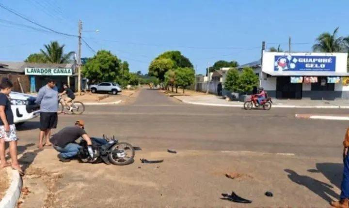 Motociclista fica ferida em acidente na Avenida 16 de Julho em RO