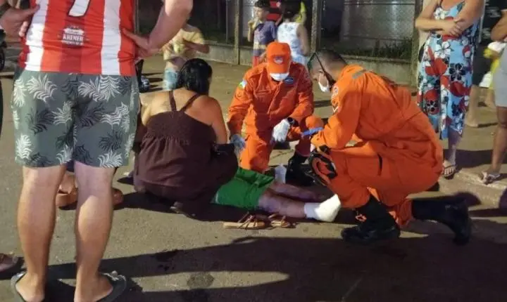 Mulher sofre fratura exposta depois de violenta colisão entre duas motocicletas na Avenida Amazonas